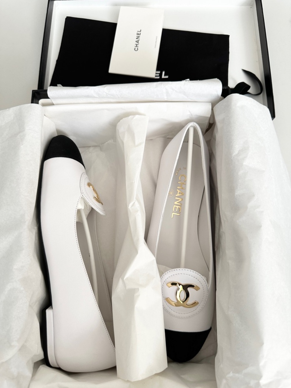 CHANEL S/S 2026 GOLD CC WHITE CALFSKIN LEATHER BLACK GROSGRAIN MOCCASINS FLAT 38 - Picture 12 of 15